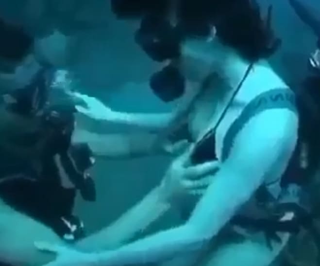 Clip sex cặp nam nữ lặn xuống đáy biển khoan nhau