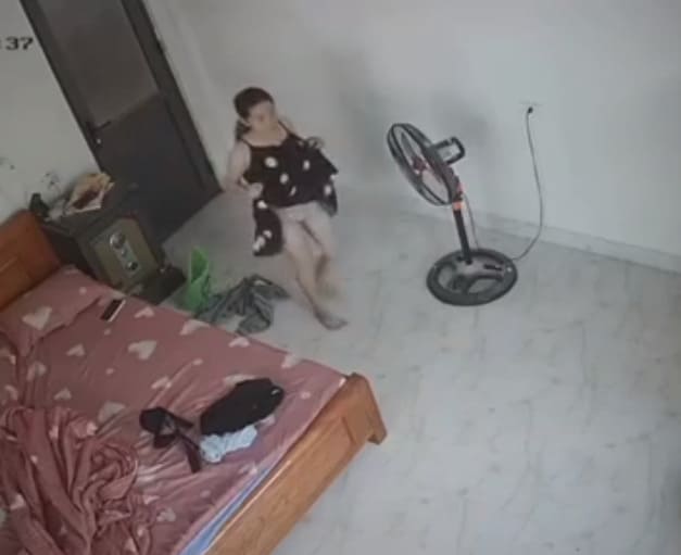 Clip sex hack camera trong phòng xem chị gái thay đồ