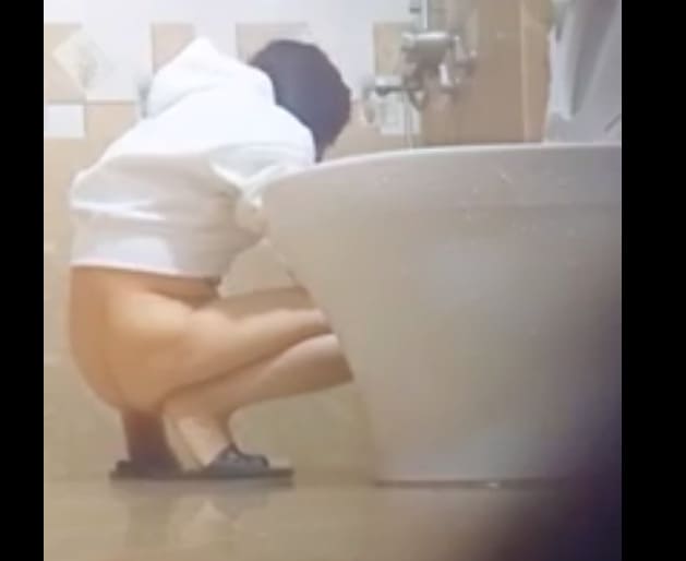 Clip sex đặt máy quay lén em lông rậm trong nhà vệ sinh