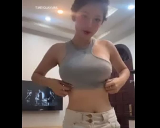 Clip sex em gái xinh đang live vô tình kéo áo lộ vòng 1